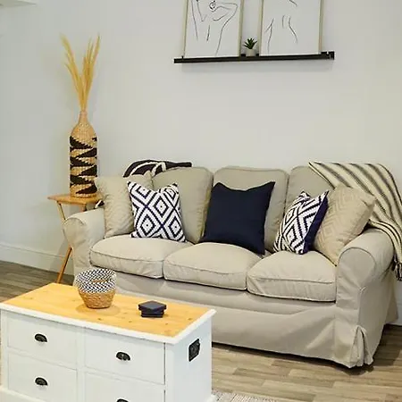 The Hideaway @ Empire 39, Town Centre Location, Close To Train Station- Yorkshire Coast Holiday Lets. *