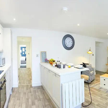 The Hideaway @ Empire 39, Town Centre Location, Close To Train Station- Yorkshire Coast Holiday Lets. * Scarborough